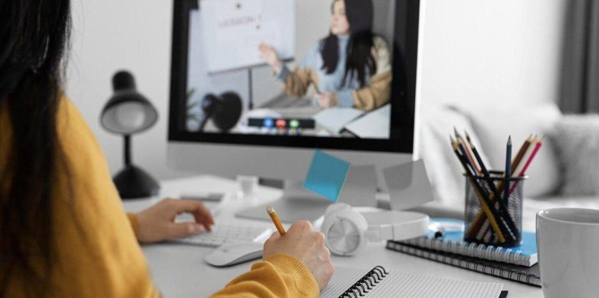 Munkatárs online betanításon vesz részt a digitális HACCP naplófelület használatához